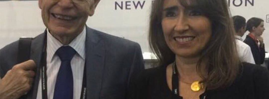 La doctora cardióloga Mónica Acevedo posa para la fotografía en un aeropuerto. A su lado se encuentra el fallecido doctor Ramón Corbalán, cardiólogo UC que la doctora Acevedo destaca como su mentor y quien la motivó a establecer redes de contacto en el extranjero.